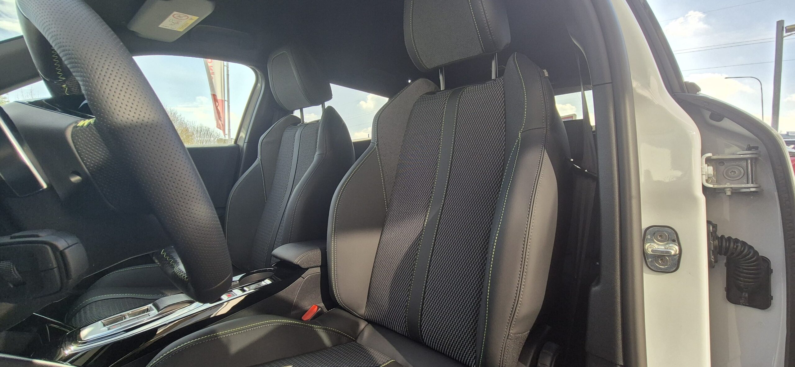 PEUGEOT 2008 Hybrid 145 e-DCS6 GT