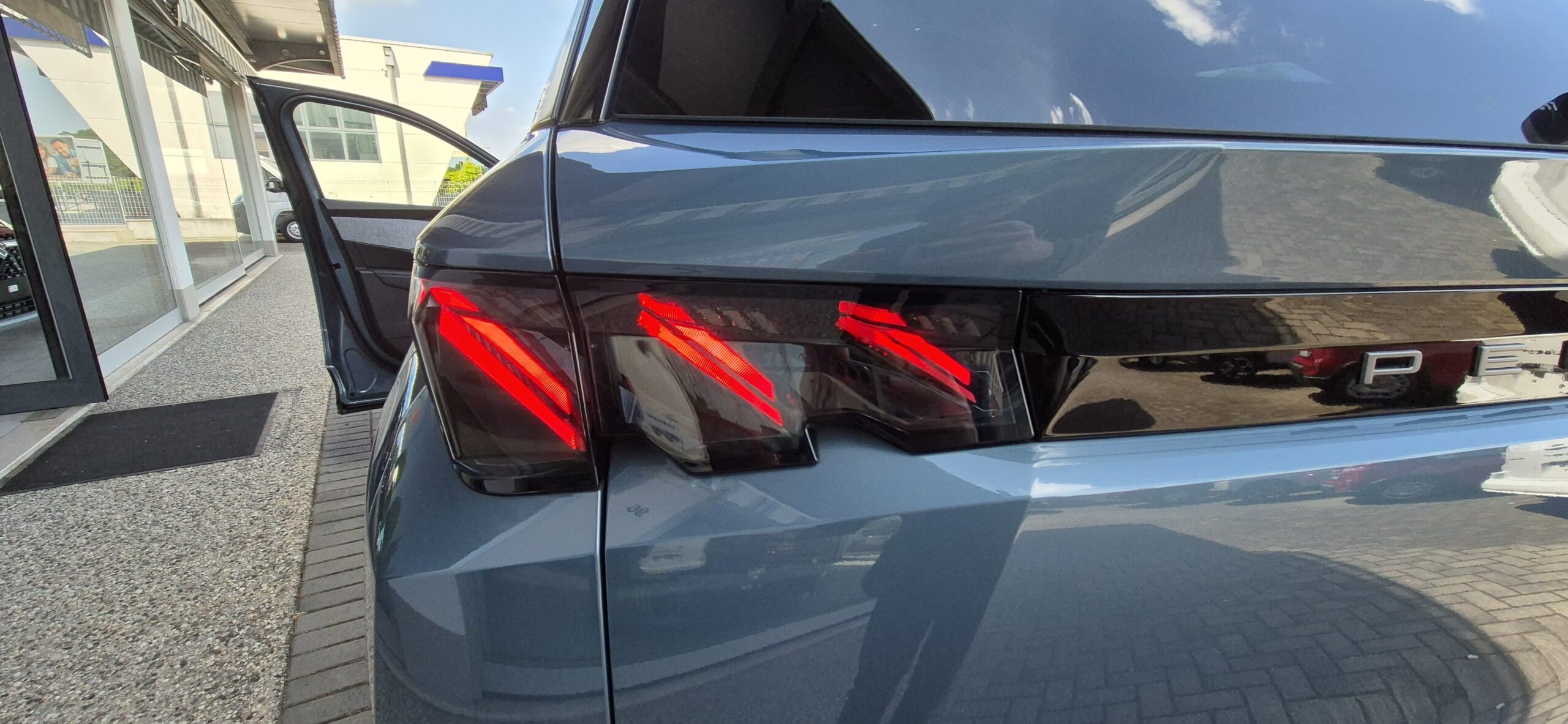 PEUGEOT 5008 Hybrid 145 e-DCS6 GT