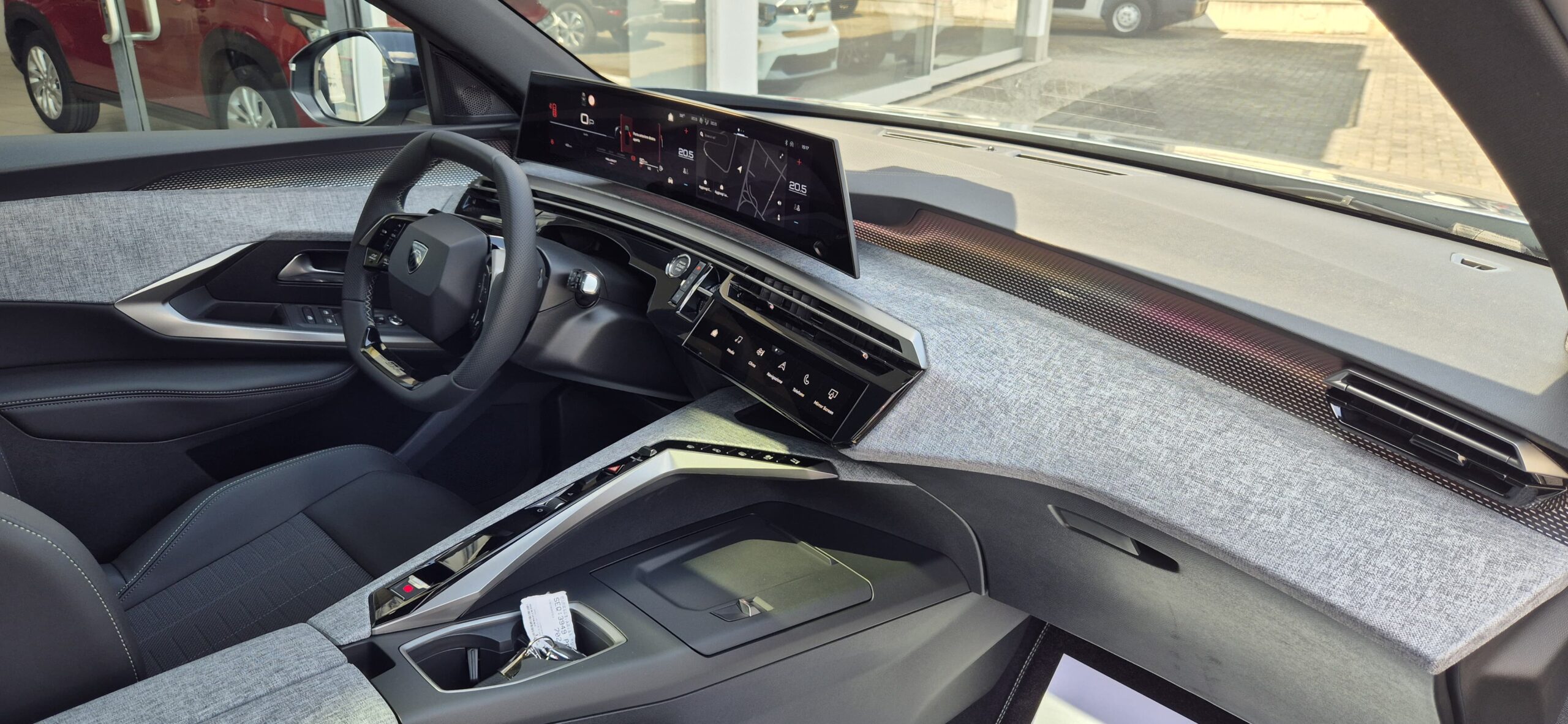 PEUGEOT 5008 Hybrid 145 e-DCS6 GT