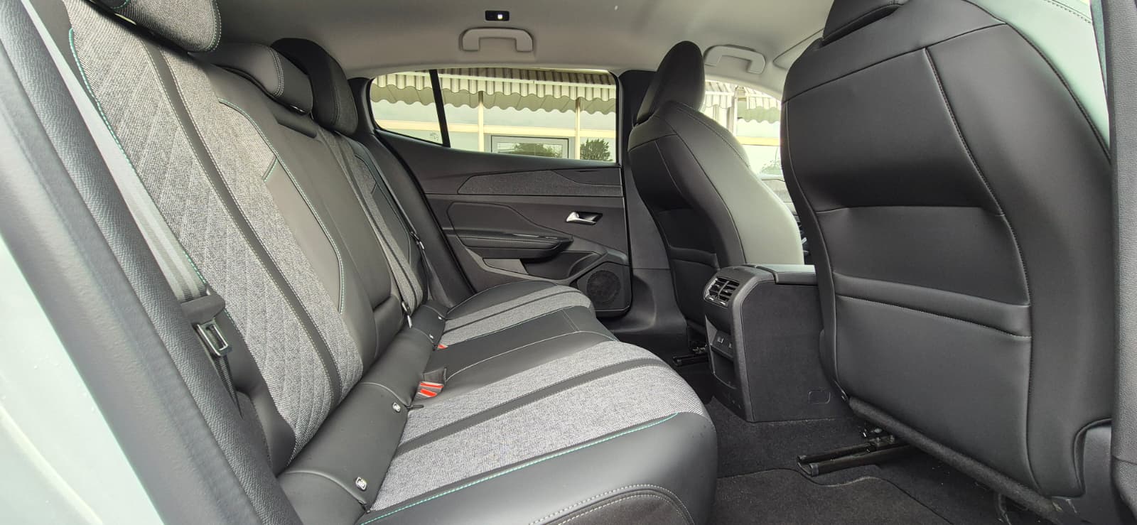 Peugeot 408 Plug-in Hybrid 180 Allure