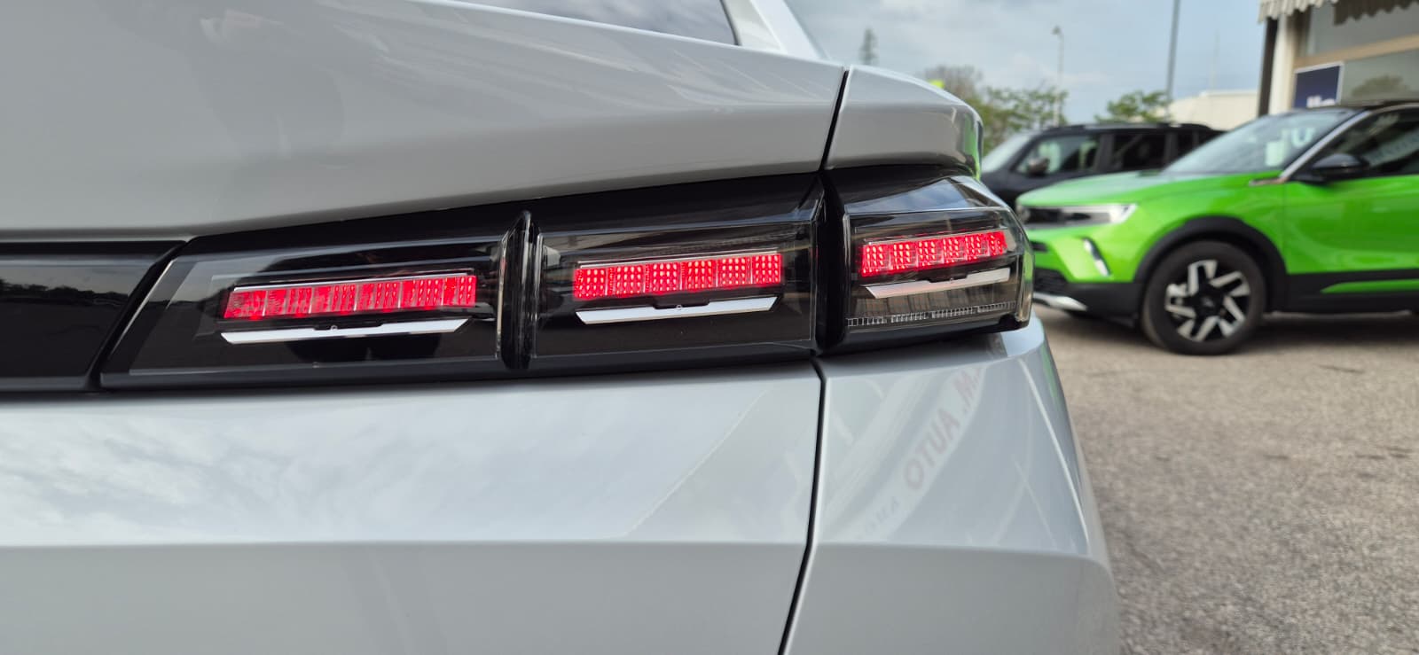 Peugeot 408 Plug-in Hybrid 180 Allure
